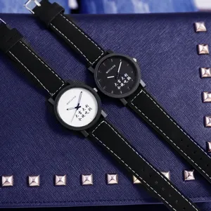 Gedetailleerde close-up van quartz horloges met zwarte bandjes en opvallende wijzerplaten.