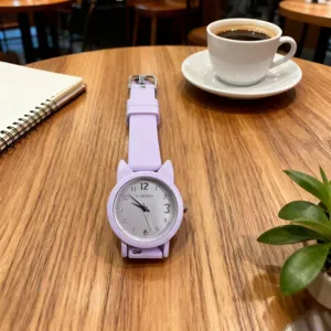 Dettaglio orologio al quarzo viola gatto carino, cinturino in silicone color caramella.