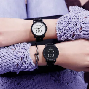 Paar quartz horloge met grote wijzerplaat en retro stijl, stijlvol studentenmodel.