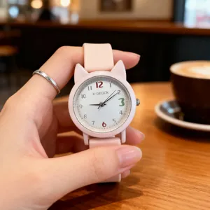 Primo piano dettagliato dell'orologio in gelatina color caramella con orecchie di gatto.