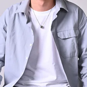 Collier tendance avec pendentif anneau rotatif minimaliste pour homme et femme bijou détail vue.