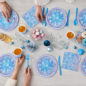 Blaues Schneeflocken Party Geschirr Set mit Papptellern, Bechern, Servietten für Geburtstage.