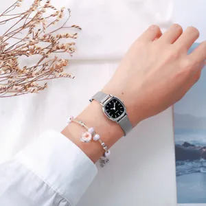 Minimalistische quadratische Damenuhr mit Mesh Armband und schickem Trockenblumen Armband.