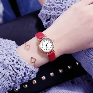 Montre à quartz pour femme petit bracelet en cuir rouge cadran rond et bracelets géométriques.