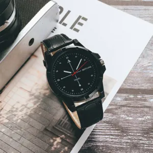 Μινιμαλιστικό ανδρικό ρολόι quartz με μαύρο δερμάτινο λουράκι για καθημερινή χρήση.
