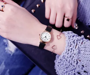 Montre quartz femme petit cadran avec bracelet en cuir noir, montre de mode élégante.