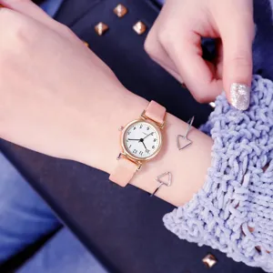 Montre quartz bracelet cuir rose pour femme avec petit cadran rond et style mode élégant.