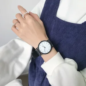 Montre de couple noir et blanc style ins minimaliste pour étudiants montre quartz