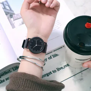 Minimalistische schwarze Quarzarmbanduhr mit silbernem Metallarmband Lifestyle Foto