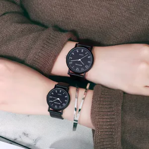 Detaillierte Nahaufnahme minimalistischer Quarzuhrern mit schwarzem Zifferblatt und Lederarmband.