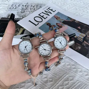 Minimalistische Damen Quarzuhr mit Perlen gewebtem Armband und verstellbarem Riemen für Alltag.