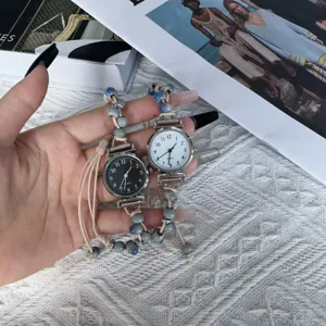 Detailansicht der minimalistischen Damen Quarzuhr mit kleinem Zifferblatt und Perlenarmband.