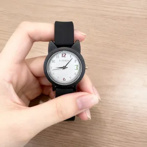 Grazioso orologio al quarzo con orecchie di gatto da donna, cinturino in silicone e quadrante.