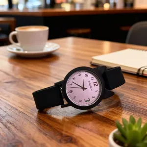 Vista dettagliata di un orologio carino con orecchie di gatto su una scrivania in legno.