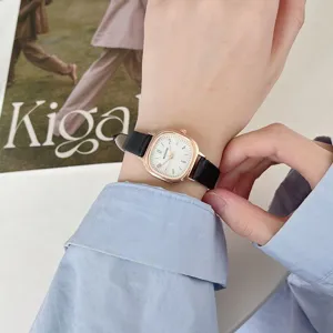 Orologio da donna quadrato minimalista con cinturino in pelle nera e cassa in oro rosa, vintage.