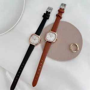Orologio da donna elegante con quadrante quadrato e cinturino in pelle minimalista