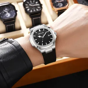 Herren Sportuhr mit silbernem achteckigem Gehaeuse, schwarzem Zifferblatt und Silikonarmband.