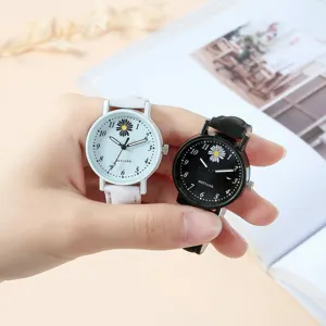 Niedliche Gänseblümchen Quarzuhr Detailansicht, minimalistische Studenten Armbanduhr.