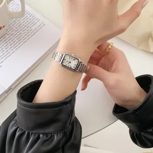 Orologio da polso al quarzo rettangolare da donna con cinturino in metallo e numeri romani.
