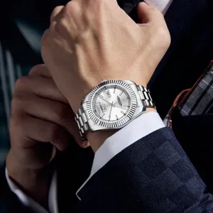 Montre bracelet en acier pour homme avec lunette cannelée et affichage du double calendrier.