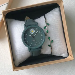 Grüne Gänseblümchen Quarzuhr und Blatt Armband Set für Damen im eleganten Waldstil.