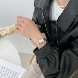 Elegante orologio da donna quadrato argentato con numeri romani e cinturino in metallo dettaglio.