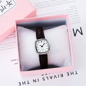 Schicke quadratische Quarzuhr mit braunem Lederarmband und weißem Zifferblatt für Damen.