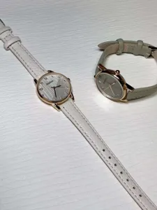 Minimalist women quartz watch set with leather straps, elegant student style wristwatch for daily wear.