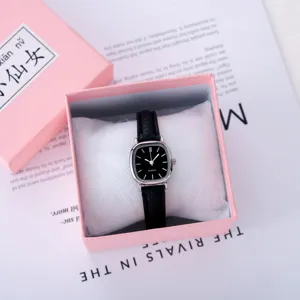 Kleine Quarzuhr für Damen mit quadratischem Zifferblatt und schwarzem Lederarmband im Etui.