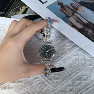 Verstellbare perlenbesetzte geflochtene Quarzuhr für Damen, stilvolle kleine Armbanduhr.
