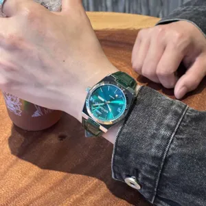 Orologio al quarzo da uomo con quadrante verde e cinturino in pelle verde casual.