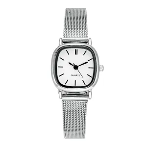 Elegante Damen Armbanduhr mit quadratischem Gehäuse, weißem Zifferblatt und silbernem Armband.