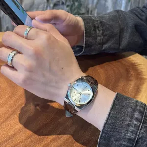 Orologio uomo quarzo affari casual orologio di lusso con cinturino pelle marrone e data.