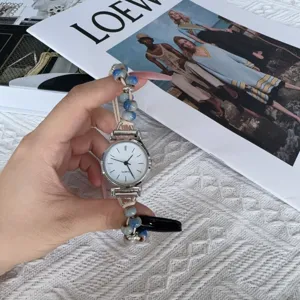 Minimalistische kleine Zifferblatt Perlen geflochtene Uhr für Damen, verstellbares Armband.
