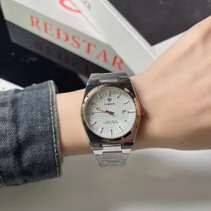 Classic quartz waterproof watch with calendar display and metal strap for daily wear.