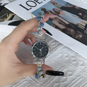 Detailaufnahme der minimalistischen Damen-Quarzuhr mit blauem Perlen geflochtenem Armband.