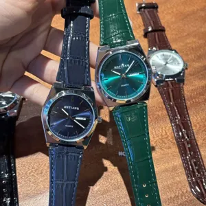 Orologio al quarzo uomo affari casual con doppio calendario e cinturino in pelle.