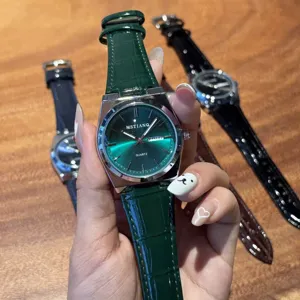 Orologio al quarzo da uomo con quadrante verde e cinturino in pelle, vista dettaglio.