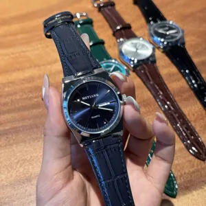 Orologio al quarzo da uomo lusso business con cinturino in pelle e doppio calendario.