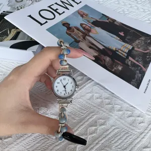 Damen Vintage Quarzarmbanduhr mit blauen Perlen geflochtenem Lederarmband und Zifferblatt
