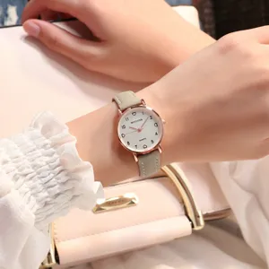 Vue de detail montre quartz petit cadran bracelet vert clair avec index de chiffres et coeurs.