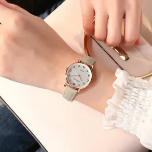 Montre quartz femme petit cadran minimaliste avec bracelet cuir vintage élégant détail