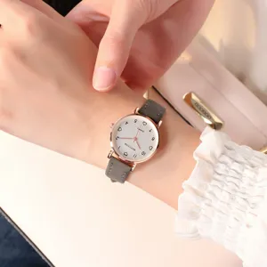 Montre quartz femme à petit cadran, bracelet gris style rétro élégant de près.