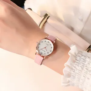 Montre quartz rose minimaliste pour femme, dotee d'un petit cadran rond et d'un bracelet elegant.
