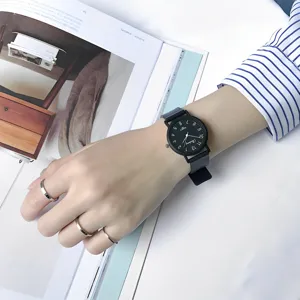 Montre à quartz noire minimaliste pour étudiants avec cadran clair et bracelet élégant et décontracté.
