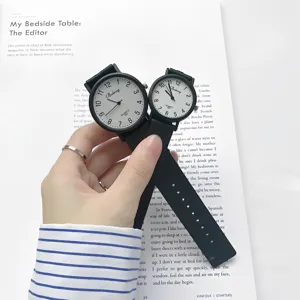 Montre à quartz de couple noir et blanc minimaliste, design de mode étudiant décontracté élégant.