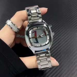 Orologio da polso da uomo in acciaio inossidabile con quadrante colorato e cinturino in metallo.