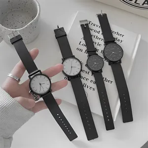 Montre quartz minimaliste pour couples avec bracelet en silicone noir et cadran au design epure.