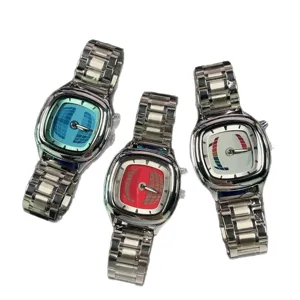 Orologio da polso da uomo con cassa a cuscino unica e quadrante colorato, elegante.