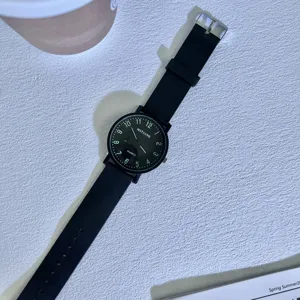 Minimalistiko mavro roloi quartz me fotina noumera kai aneto mavro louiraki gia foitites.